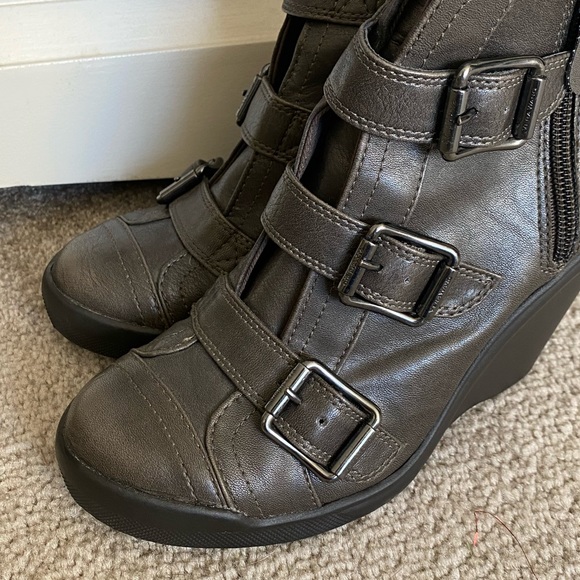 Vera Wang Simply Vera Brown Big Buckle Wedges - Picture 8 of 9